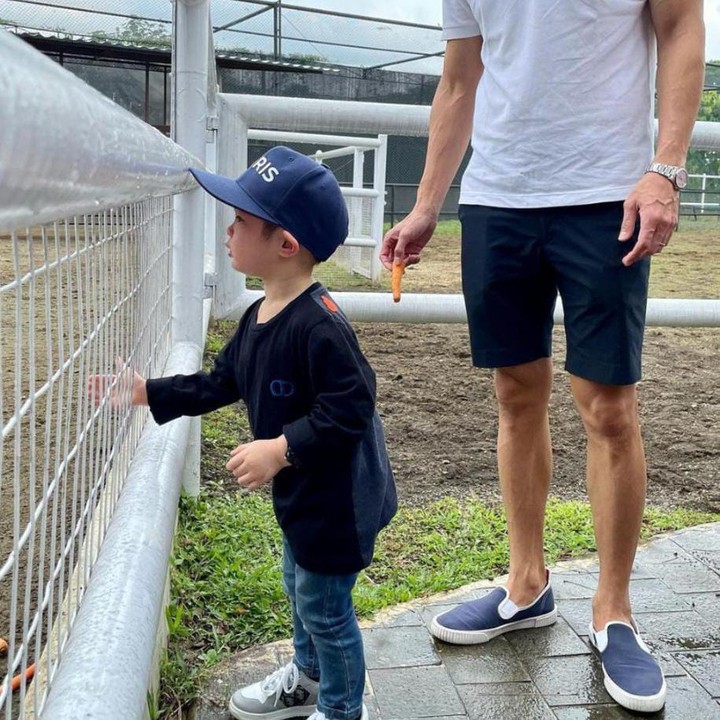 <p>Selain bermain basket, Harvey juga mengajak Si Kecil Mikha memberikan wortel untuk binatang yang sedang dilihatnya seperti potret yang satu ini. Tak hanya itu, ada berbagai aktivitas<em> outdoor</em> lainnya yang dilakukan Harvey bersama anak-anaknya. (Foto: Instagram @sandradewi88)</p>