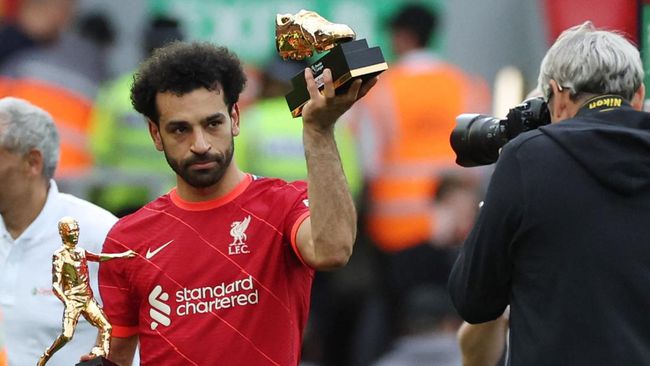 Mohamed Salah memamerkan raut wajah patah hati saat pemberian penghargaan individu usai Liverpool gagal juara Liga Inggris.