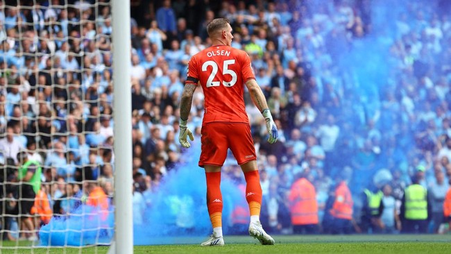 Manchester City meminta maaf setelah kiper Aston Villa Robin Olsen dihajar suporter usai The Citizens juara Liga Inggris, Minggu (22/5).