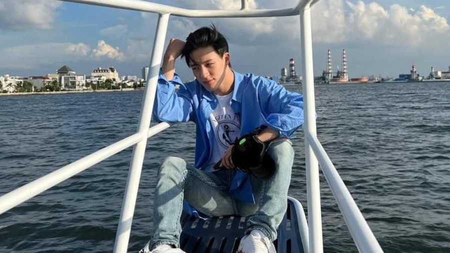 Tampan Pose di Kapal, Unggahan Jeno NCT dengan Bendera Indonesia Disorot Tampan Pose di Kapal, Unggahan Jeno NCT dengan Bendera Indonesia Disorot