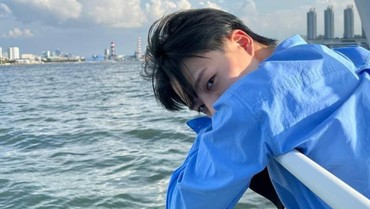 img-title Pose di Kapal, Foto Tampan Jeno NCT dengan Bendera Indonesia Disorot