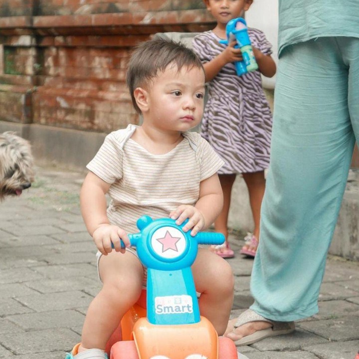 <p>Momen baby Air dengan berbagai ekspresi mengundang komentar menggemaskan dari netizen. Termasuk saat Air bermain bersama teman-temannya dengan naik motor mini. (Foto: Instagram @_irishbella_)</p>