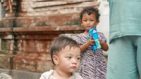 <p>Momen baby Air dengan berbagai ekspresi mengundang komentar menggemaskan dari netizen. Termasuk saat Air bermain bersama teman-temannya dengan naik motor mini. (Foto: Instagram @_irishbella_)</p>