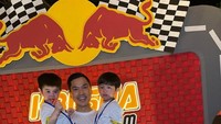 <p>Tampil kompak mulai dari pakaian yang sama hingga sepatu dengan warna yang sama, Harvey berfoto bersama anak-anaknya sambil menggendong dua jagoannya itu di perayaan ulang tahun Raphael, Bunda. (Foto: Instagram @raphaelmoeis)</p>