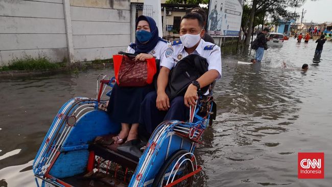 Banjir akibat naiknya ketinggian air laut atau rob melanda kawasan pelabuhan Tanjung Emas, Semarang, Jawa Tengah Senin (23/5) siang.