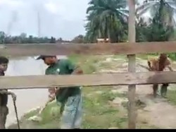 Viral Warga Bongkar Pagar Kayu Tutup Jalan di Asahan
