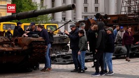 VIDEO: Pameran Tank Tempur Rusia Yang Hancur Digelar Di Alun-Alun Kyiv