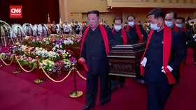 VIDEO: Covid Korut Tinggi, Kim Jong-Un Hadiri Pemakaman Tanpa Masker
