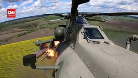VIDEO: Momen Helikopter Tempur Ka-52 Tembaki Pasukan Ukraina