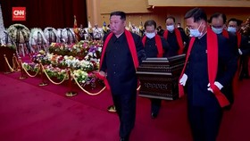 VIDEO: Momen Kim Jong-un Angkut Peti Petinggi Militer Korut