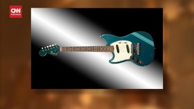 VIDEO: Gitar Legendaris Kurt Cobain Laku Rp66 Miliar