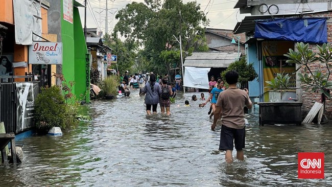 Gelombang pasang air laut atau rob di Kota Semarang, Jawa Tengah kembali naik dan menggenangi kawasan permukiman warga.