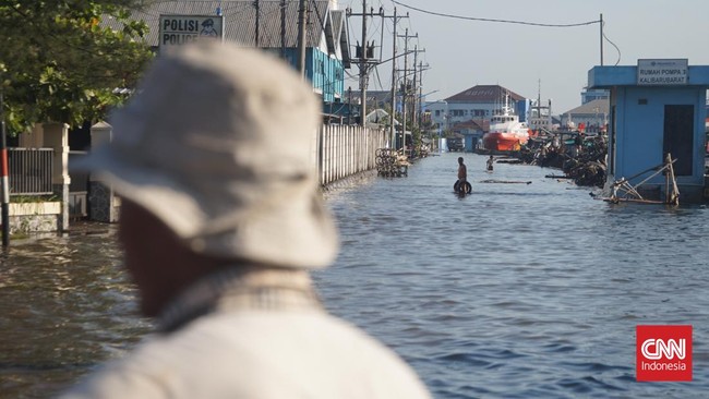 Banjir rob di Semarang disebut terkait dengan fenomena perigee atau bulan pada jarak terdekat dengan bumi.