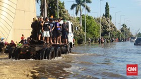 Aktivitas Pelabuhan Tanjung Emas Masih Lumpuh Tergenang Banjir Rob