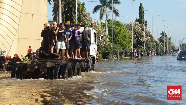 Aktivitas Pelabuhan Tanjung Emas, Semarang, Jawa Tengah, sampai hari ini masih lumpuh karena terdampak banjir rob sejak Senin (23/5).