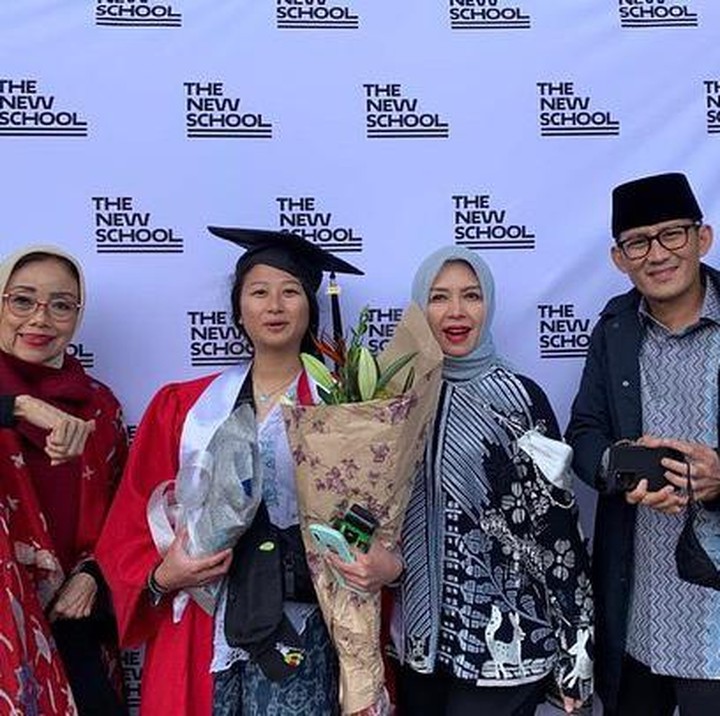 <p>Tak hanya kedua orang tua, kelulusan Amyra juga dihadiri oleh sang Eyang nih, Bunda. "Puji Syukur <em>alhamdulilah</em> Dede Amyra wisuda bisa di hadiri eyang Mien Uno, papa Sandi and aku dalam keadaan sehat semua," tulis Nur Asia. (Foto: Instagram @nurasiauno)<br /><br /></p>