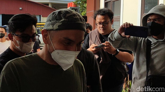 Artis Gary Iskak begitu tiba di Mapolda Jabar