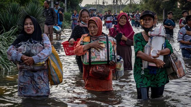Banjir rob melanda Semarang dan beberapa kawasan di sekitarnya pada Senin (23/5). Berikut beberapa langkah yang bisa dilakukan saat dikepung banjir.