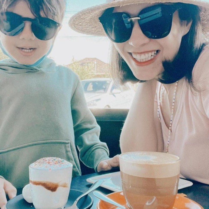 <p>Berbeda dengan sang kakak yang lebih pendiam, Zenecka selalu menampilkan banyak gaya dan ekspresi yang lucu saat berfoto. Seperti potret yang satu ini saat berfoto bersama Bundanya dengan mengenakan kacamata hitam. (Foto: Instagram @carissa_puteri)</p>