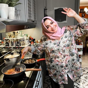 Rieta Amilia Terapkan Aturan Ketat dalam Mengasuh Cucu