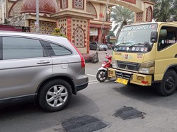 Jalan Tole Iskandar yang Berlubang Diperbaiki Dinas PUPR Kota Depok