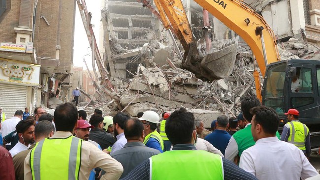FOTO: Sisa-sisa Gedung Runtuh di Iran yang Tewaskan 6 Orang
