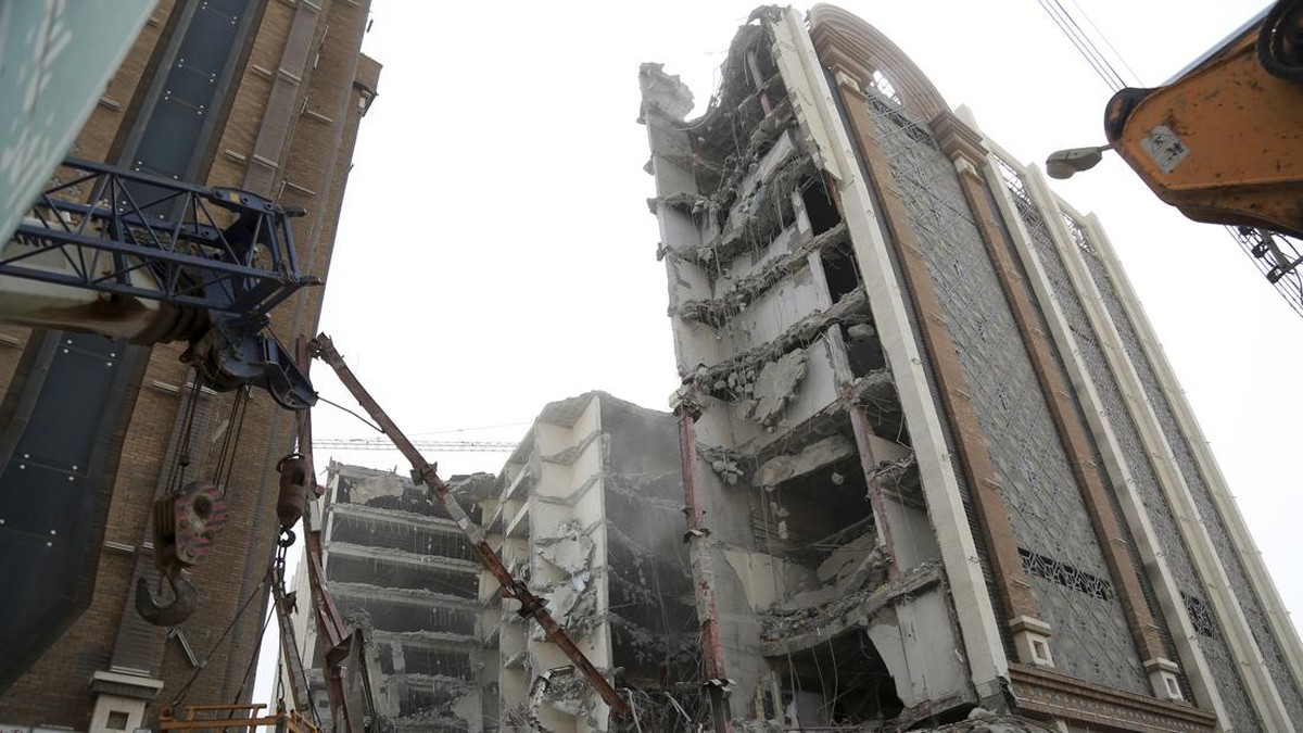FOTO: Sisa-sisa Gedung Runtuh di Iran yang Tewaskan 6 Orang