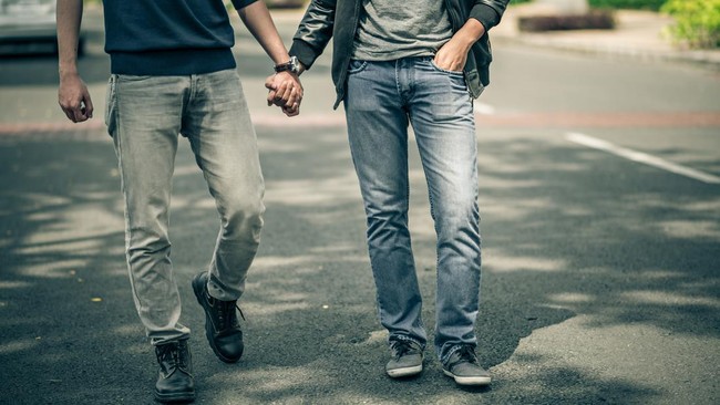 Polisi Gerebek Pesta Gay di Puncak Bogor, 75 Orang Ditangkap Polisi menggerebek pesta gay atau LGBT di vila Puncak, Bogor dan mengamankan 75 orang.