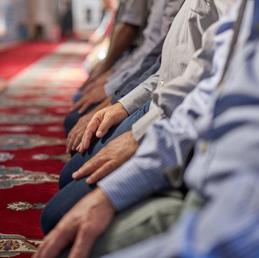 Tata Cara Sholat Tarawih 20 dan 23 Rakaat yang Benar dalam Islam