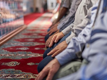 img-title Tata Cara Sholat Tarawih 20 dan 23 Rakaat yang Benar dalam Islam