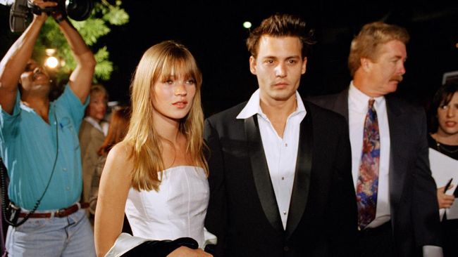 Kate Moss mengenang cara unik Johnny Depp memberikan kalung berlian kepadanya. Itu jadi kalung berlian pertama yang pernah dimiliki Kate Moss.