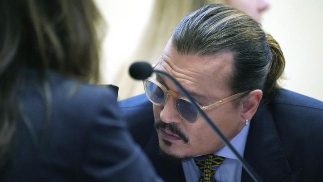 Seorang dokter ortopedi meragukan klaim Johnny Depp bahwa ujung jarinya terputus karena ulah Amber Heard.