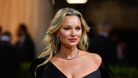 Kate Moss Kedapatan Tonton Johnny Depp Manggung dengan Jeff Beck