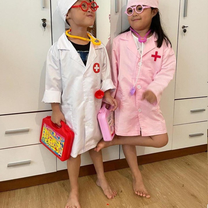 <p>Anak kembar yang akrab disapa Tatjana dan Bima ini selalu menggemaskan dan membuat netizen ramai berkomentar. Seperti potret yang satu ini saat mereka sedang bergaya menjadi dokter. (Foto: Instagram @cynthia_lamusu)</p>
