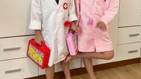 <p>Anak kembar yang akrab disapa Tatjana dan Bima ini selalu menggemaskan dan membuat netizen ramai berkomentar. Seperti potret yang satu ini saat mereka sedang bergaya menjadi dokter. (Foto: Instagram @cynthia_lamusu)</p>