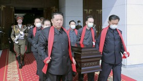 FOTO: Momen Langka Kim Jong-un Ikut Angkut Peti Jenazah Pejabat Korut