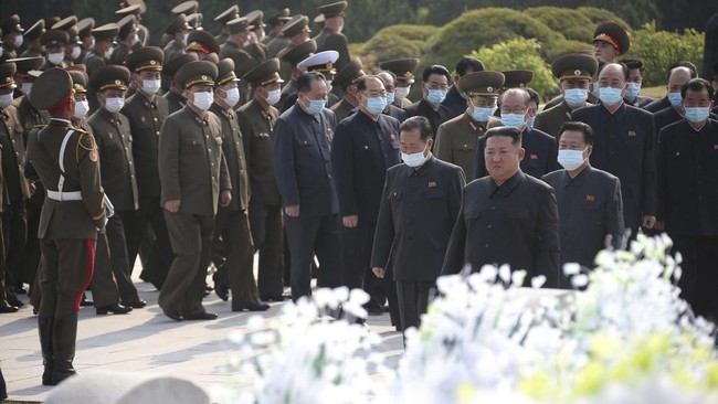Kasus Covid-19 disebut menggila, namun tak tercermin dalam data yang dilaporkan pemerintah Kim Jong Un.