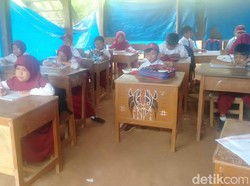 Gedung Sekolah Retak, Siswa SD Enrekang Belajar di Kolong Rumah