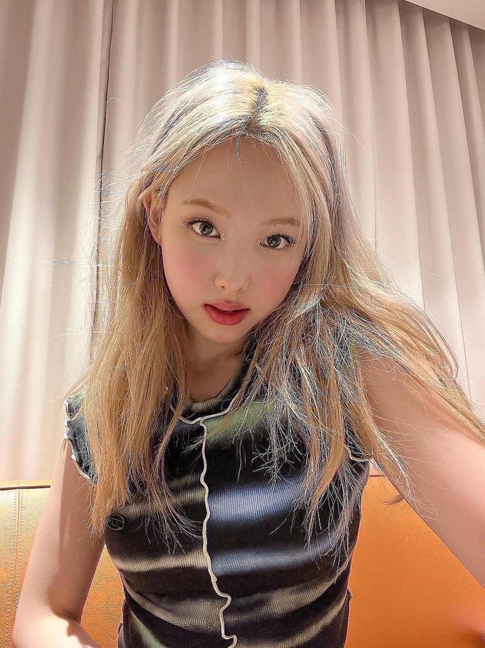 Leader dari TWICE yang sedang mempersiapkan debut solo, Na Yeon memilih nama @nayeonyny sebagai username instagramnya. Sejauh ini postingan beragam mulai dari foto bersama TWICE hingga teaser debut telah menghiasi feed./ Foto: instagram.com/nayeonyny