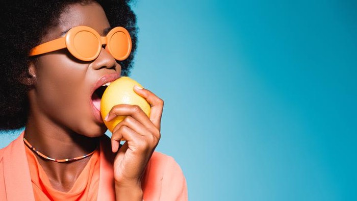 Serius! Meski Bisa Tingkatkan Imun, Makan Lemon Juga Bisa Timbulkan 2 Gangguan Kesehatan Ini!