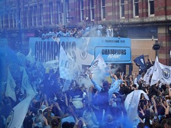 Manchester Membiru Saat Man City Rayakan Juara Liga Inggris