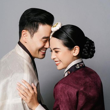 7 Potret Maudy Ayunda Pamer Kemesraan dengan Suami Sang Oppa Ganteng!