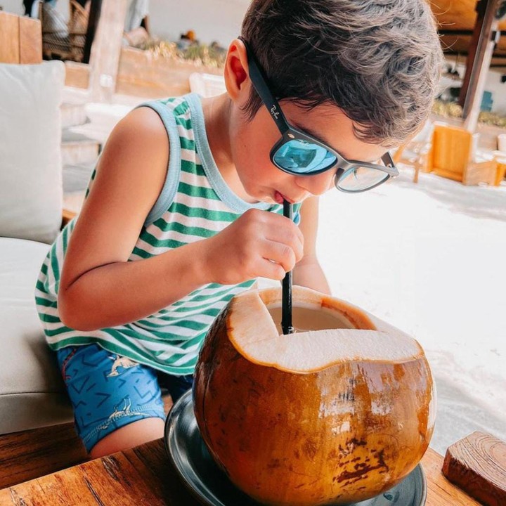<p>Merayakan Hari Raya Idul Fitri tahun ini di Jakarta, Carissa membawa keluarganya untuk berlibur ke Bali. Menikmati liburannya dengan bersantai sambil minum es kelapa, Zenecka tampil kece menggunakan kacamata hitam. (Foto: Instagram @carissa_puteri)</p>
