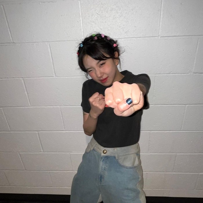 Nama akun @chaeyo.0 merupakan penulisan nama Chae Young menggunakan kombinasi angka 0 yang dalam bahasa Korea dibaca 'young'. Tak hanya berbagi potret diri sendiri, Chae Young juga membagikan keindahan karya lukis./ Foto: instagram.com/chaeyo.0