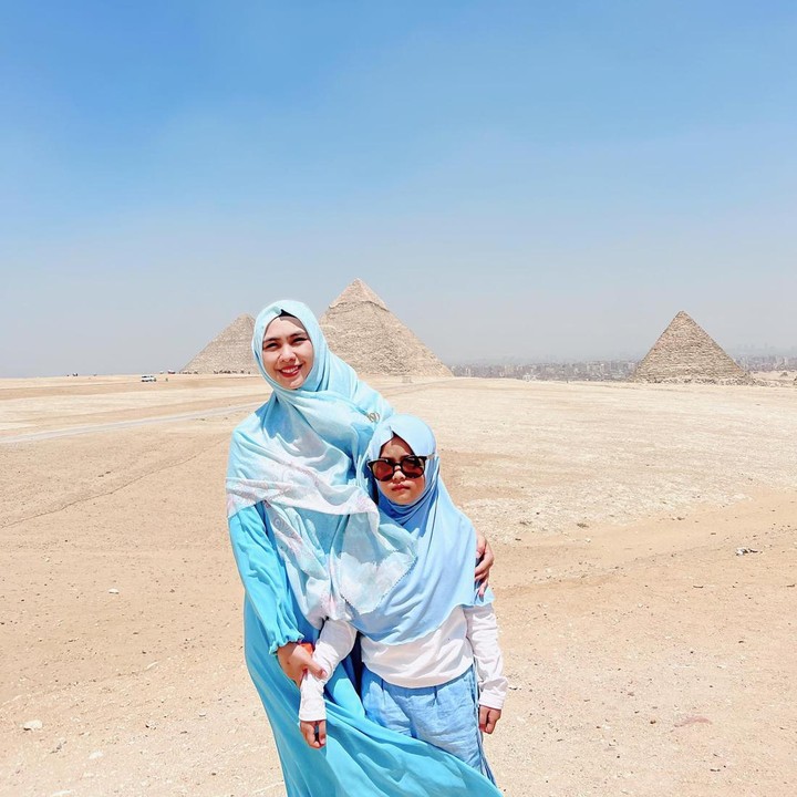 <p>Seru ya, Bunda. Semoga kita juga diberi kesempatan untuk menyusul Oki liburan sambil belajar bareng keluarga ke Mesir, ya.(Foto: Instagram @okisetianadewi)</p>