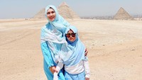 <p>Seru ya, Bunda. Semoga kita juga diberi kesempatan untuk menyusul Oki liburan sambil belajar bareng keluarga ke Mesir, ya.(Foto: Instagram @okisetianadewi)</p>
