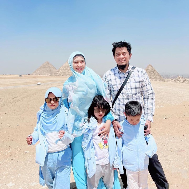 <p>Di sana, Oki membawa anak-anaknya ke museum dan Piramida. Ia turut memberikan pelajaran soal sejarah pada ketiga anaknya, Bunda. (Foto: Instagram @okisetianadewi)</p>