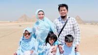 <p>Di sana, Oki membawa anak-anaknya ke museum dan Piramida. Ia turut memberikan pelajaran soal sejarah pada ketiga anaknya, Bunda. (Foto: Instagram @okisetianadewi)</p>