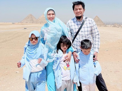 7 Potret Liburan Oki Setiana Dewi Bersama Keluarga di Mesir, Ajarkan Sejarah pada Anak