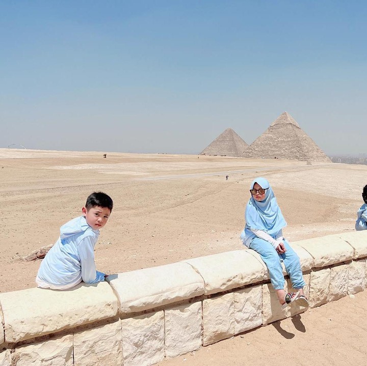 <p>Ternyata, perjalanan tersebut enggak hanya untuk liburan. Diketahui, Oki juga mengunjungi pesantren yang didirikan sejak 2016 lalu. (Foto: Instagram @okisetianadewi)</p>